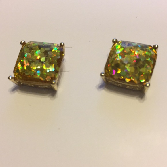 Jewelry - Large gold square glitter stud in goldtone